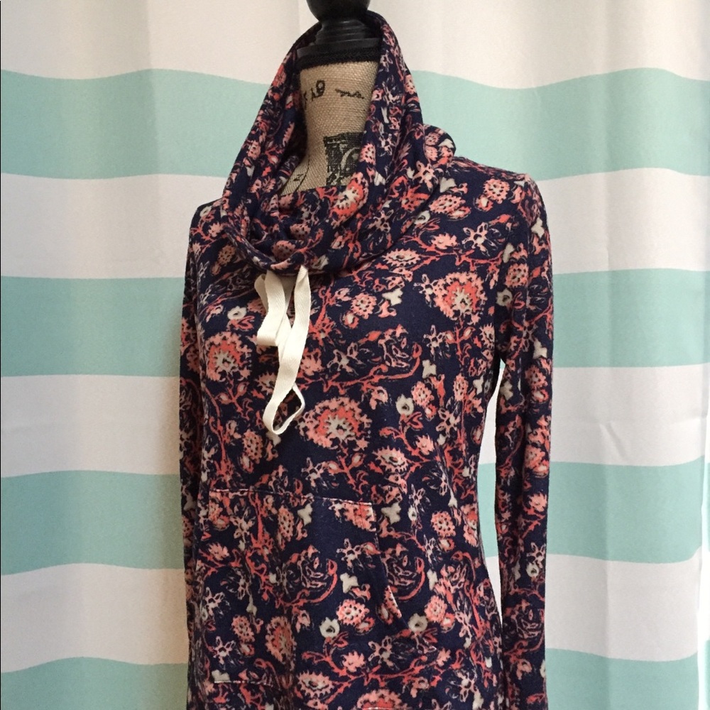 Pullover sweatshirt with front pocket floral. NWT